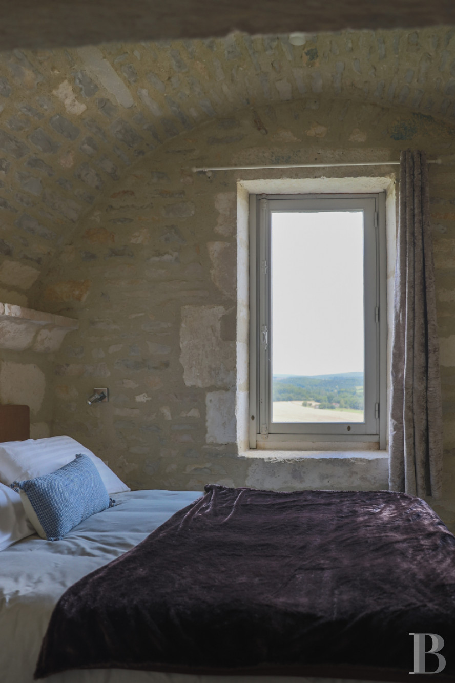 En Bourgogne, non loin de Vézelay, un château en bord de falaise surplombant l’Yonne - photo  n°36